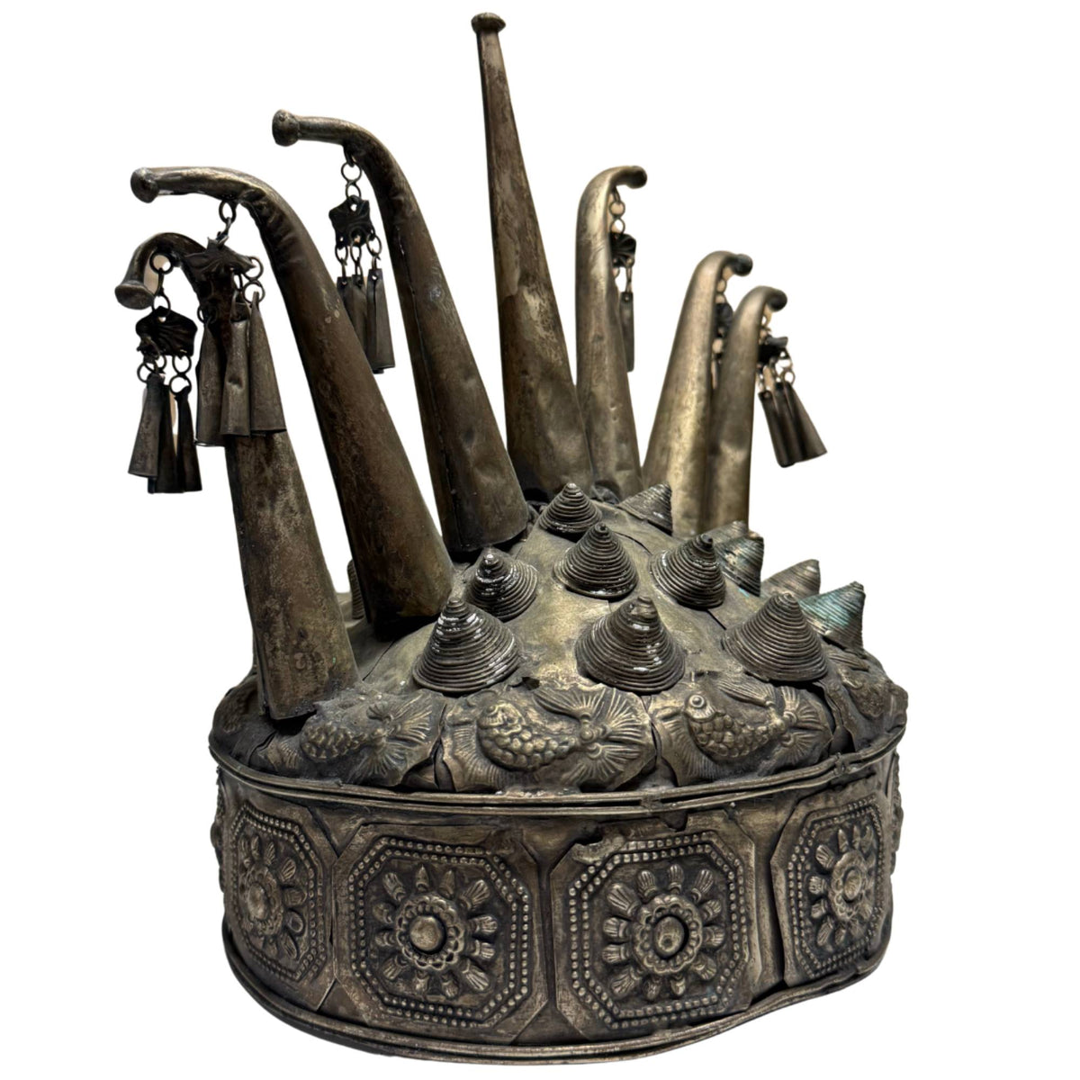 Miao rituele bronzen hoofdtooi met hoge opstaande ornamenten en bellen