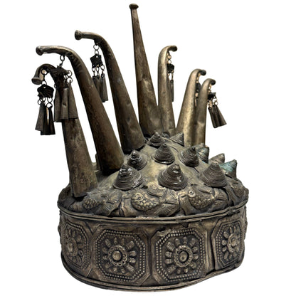 Miao rituele bronzen hoofdtooi met hoge opstaande ornamenten en bellen