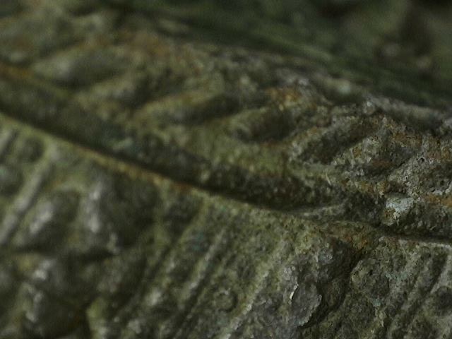 Microscoop close-up van oxidatie op Thais bronzen sculptuur