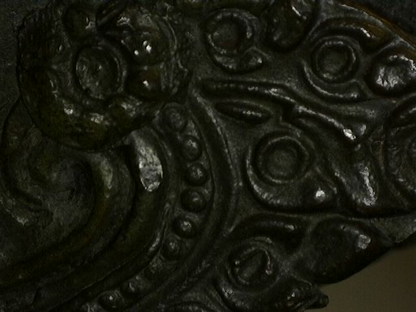 Microscoopbeeld van gietdetail op antiek Thais bronzen beeld