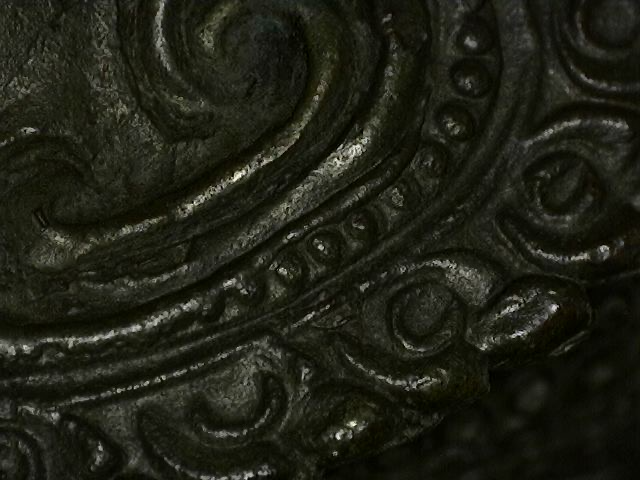 Microscoopfoto van patinalagen op oud Thais bronzen kunstwerk