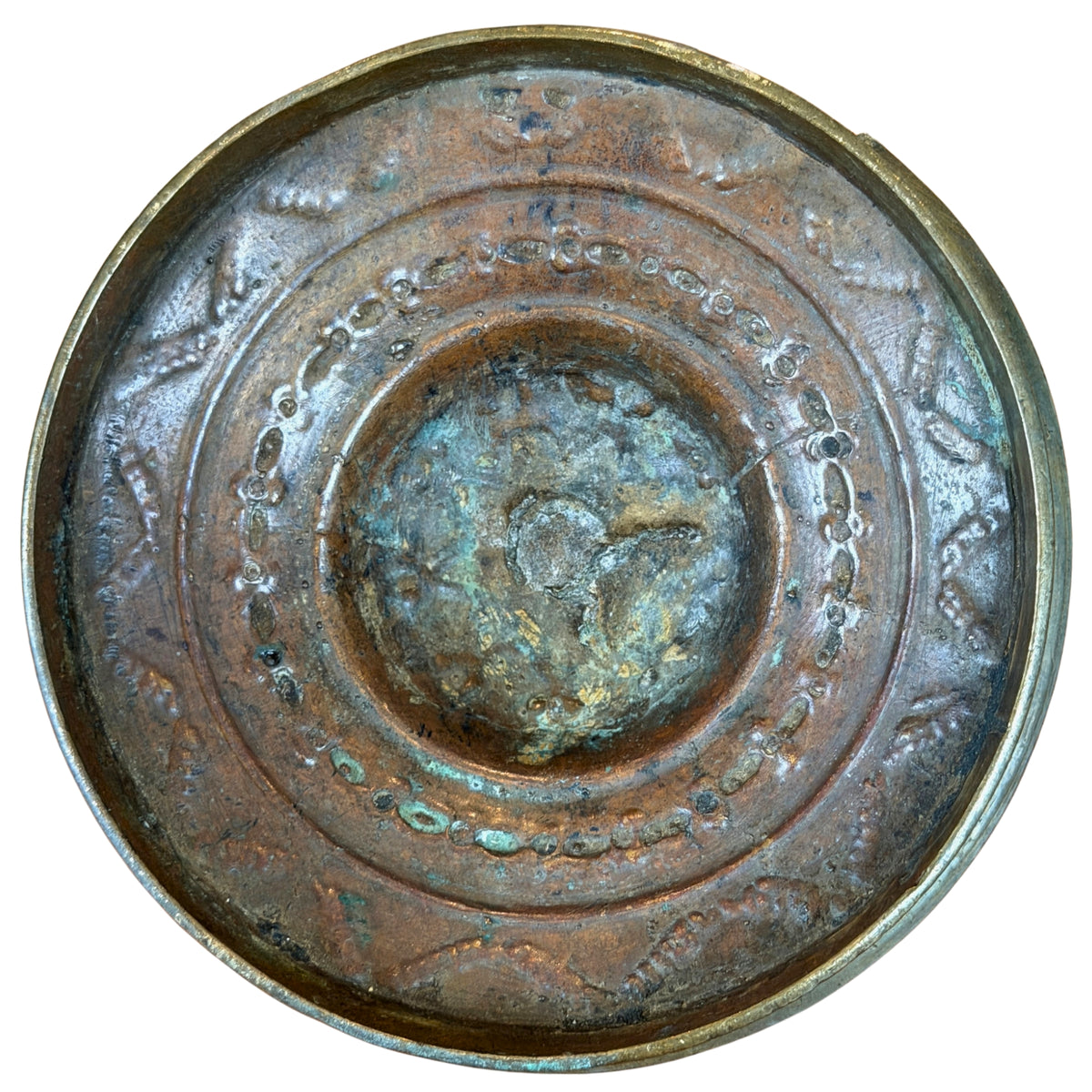 Onderaanzicht met concentrische ringen en koperkleurige patina