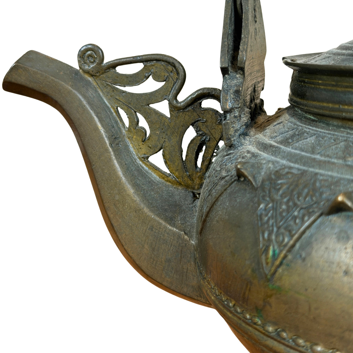 Opengewerkte tuit van de Minangkabau waterketel, detail