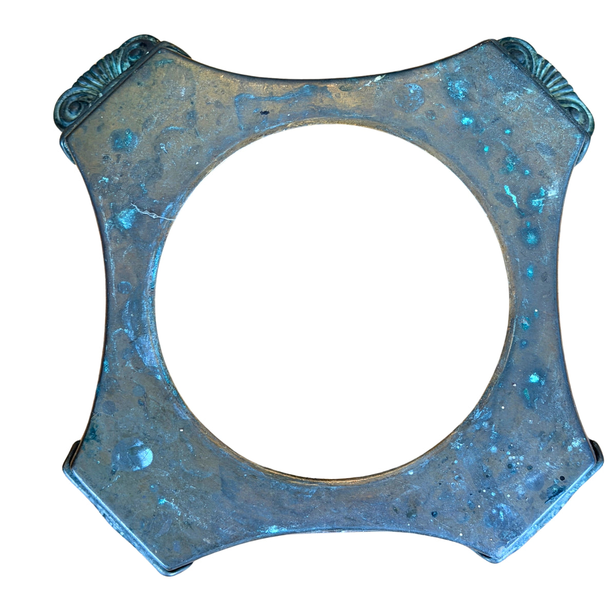 Bovenzijde van de standaard met groenblauwe patina