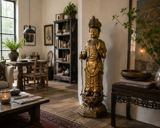Minimalistisch-luxe interieursetting met console-tafel en vaas, ontworpen als de ideale context voor de plaatsing van het monumentale 113 cm Japanse meesterwerk brons.