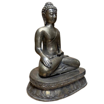 Mixed-metal Boeddha beeld contrast tussen zilveren lichaam en gouden lotus.