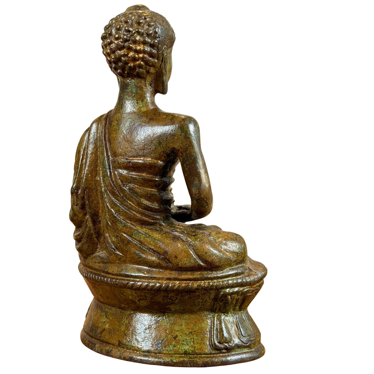 Achteraanzicht van de zittende bronzen Boeddha
