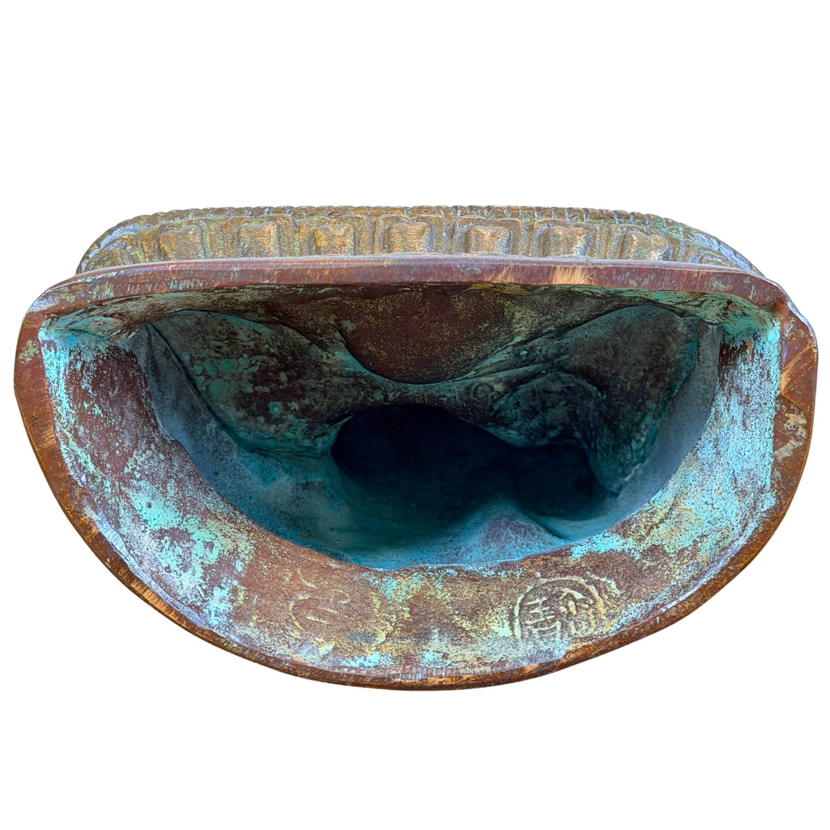 Binnenzijde van de hol gegoten bronzen basis met oude oxidatie