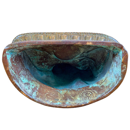 Binnenzijde van de hol gegoten bronzen basis met oude oxidatie