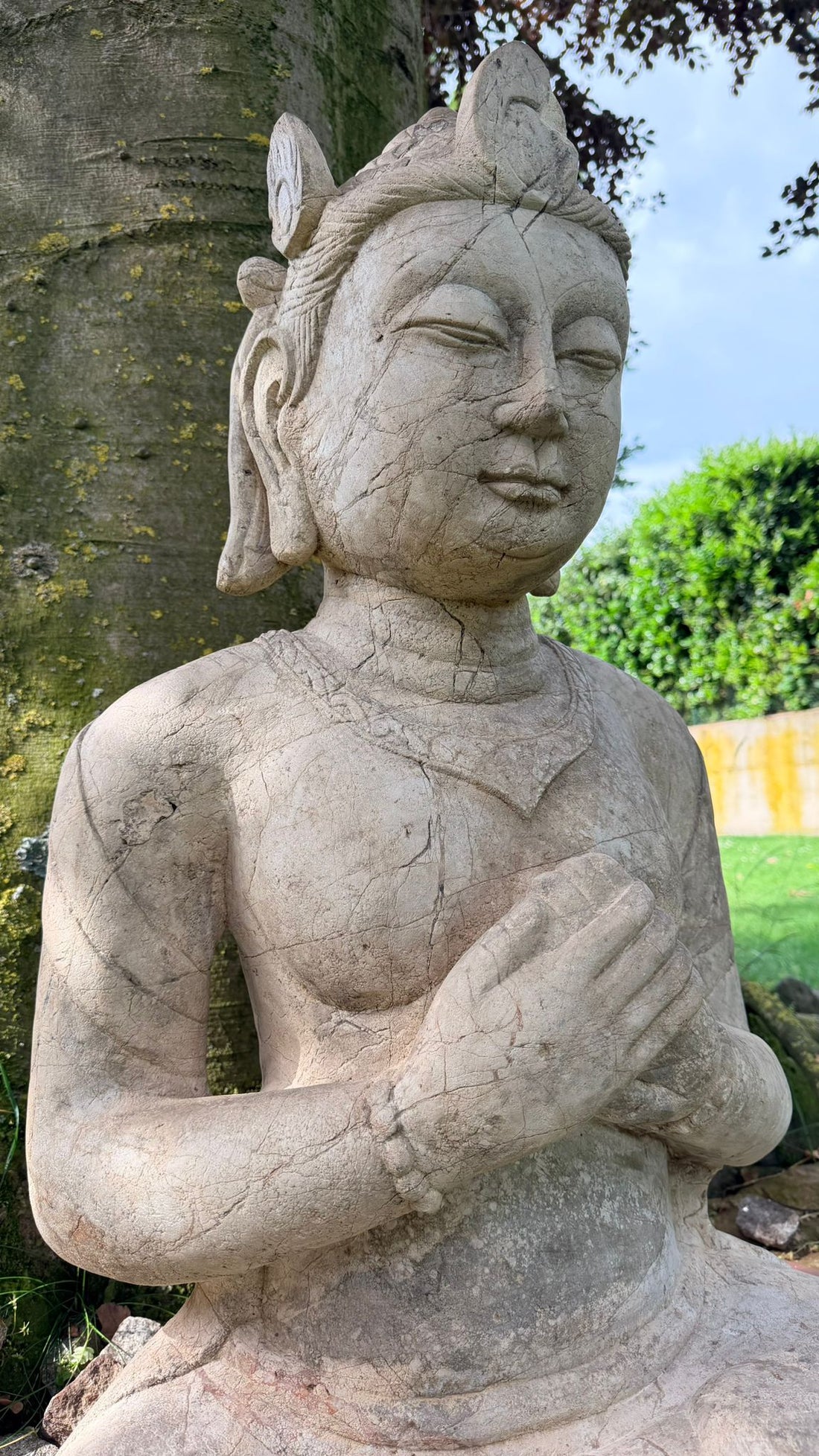 Monumentale asiatische Tempelstatue aus Naturstein für Garten oder Innenbereich
