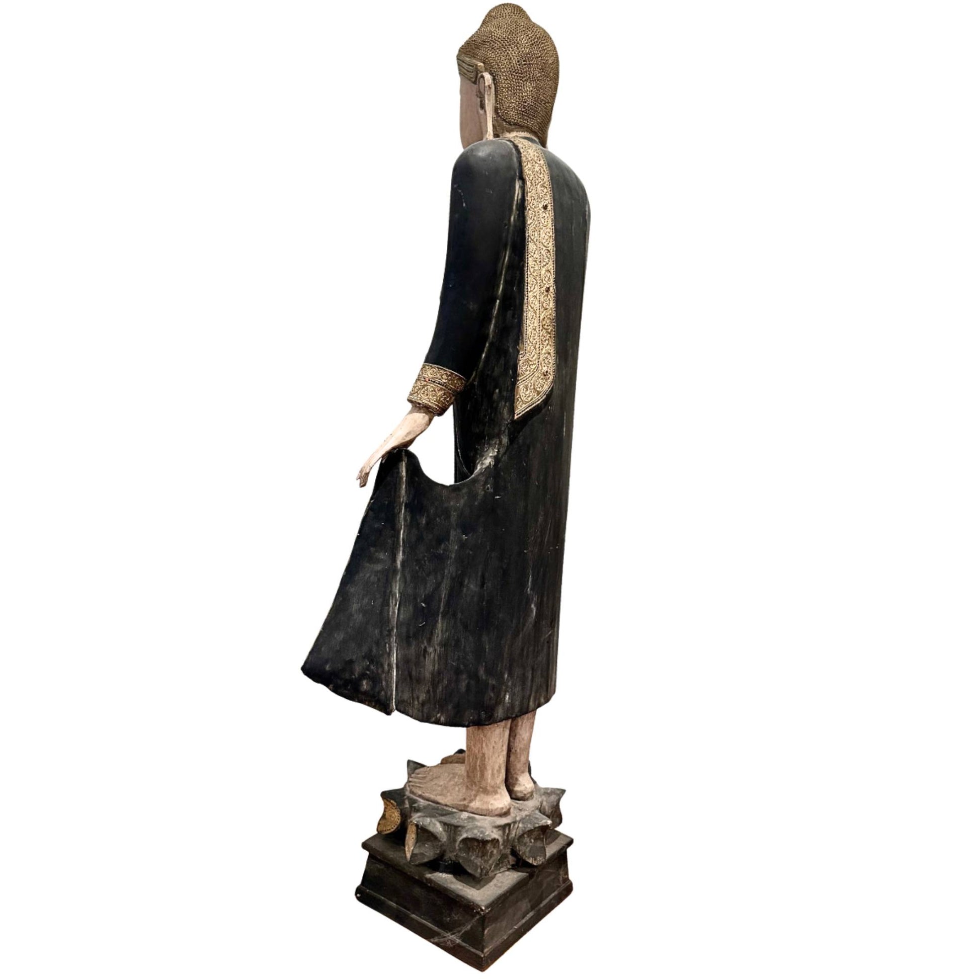 Monumentaal Boeddhabeeld uit Myanmar, antieke staande Boeddha van 190 cm met serene gezichtsuitdrukking