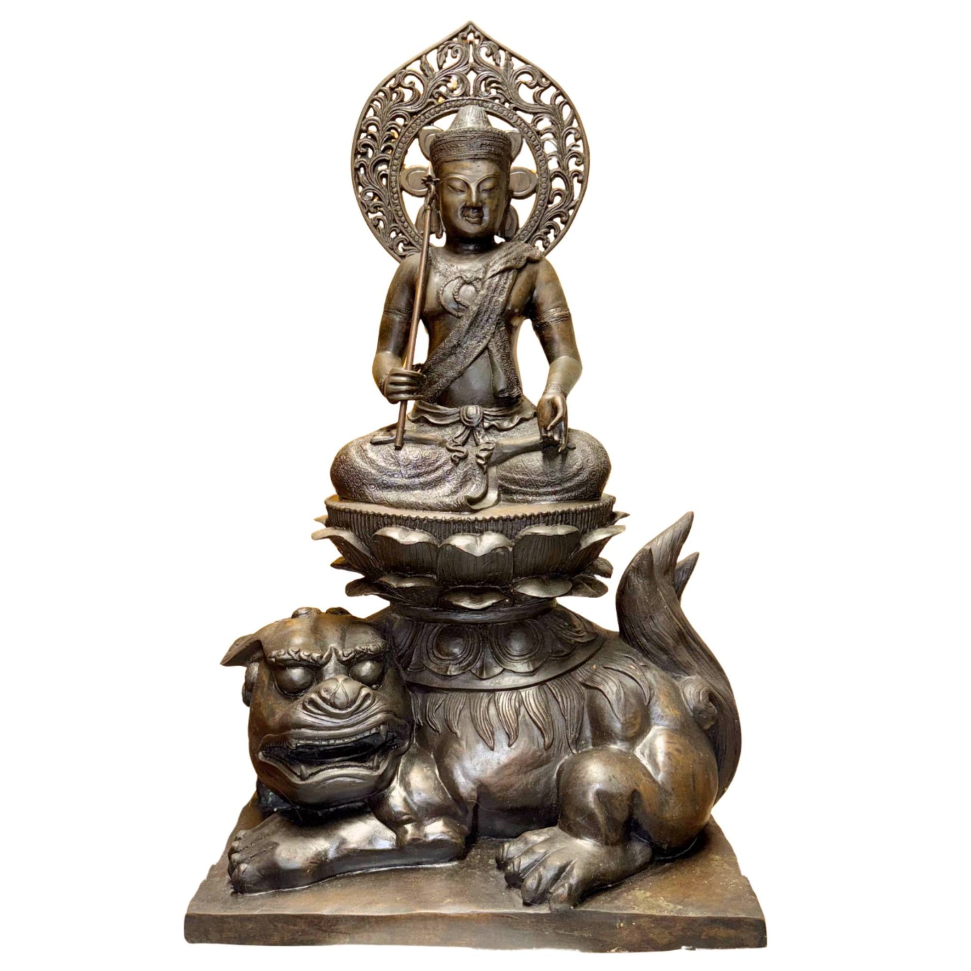 Monumentaal bronzen Wenshu Pusa beeld op leeuw als symbool voor wijsheid, inzicht en bescherming