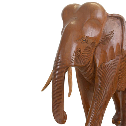 Direct achteraanzicht van het kleinste teakhouten diersculptuur met focus op de voorpoten en de vloeiende structuur 