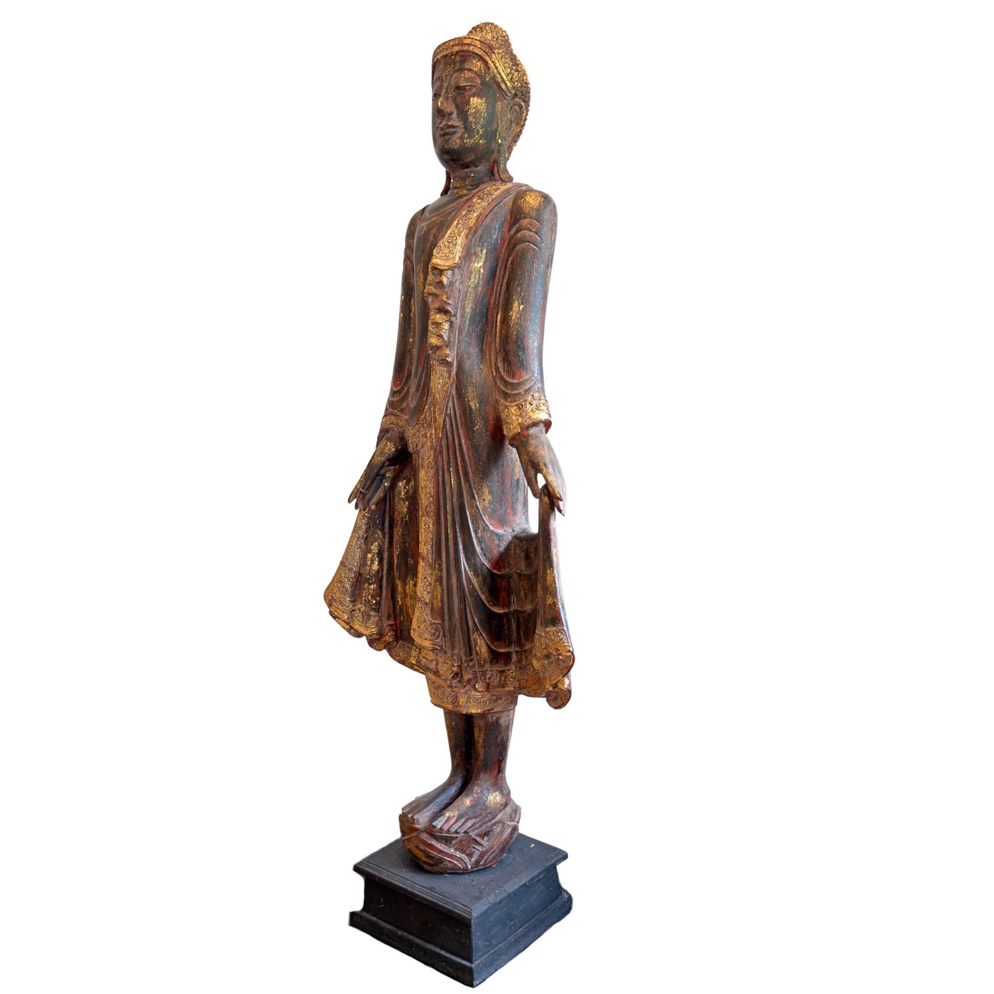 Volledig aanzicht van een monumentale antieke Birmese Boeddha van teakhout
