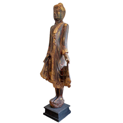 Volledig aanzicht van een monumentale antieke Birmese Boeddha van teakhout