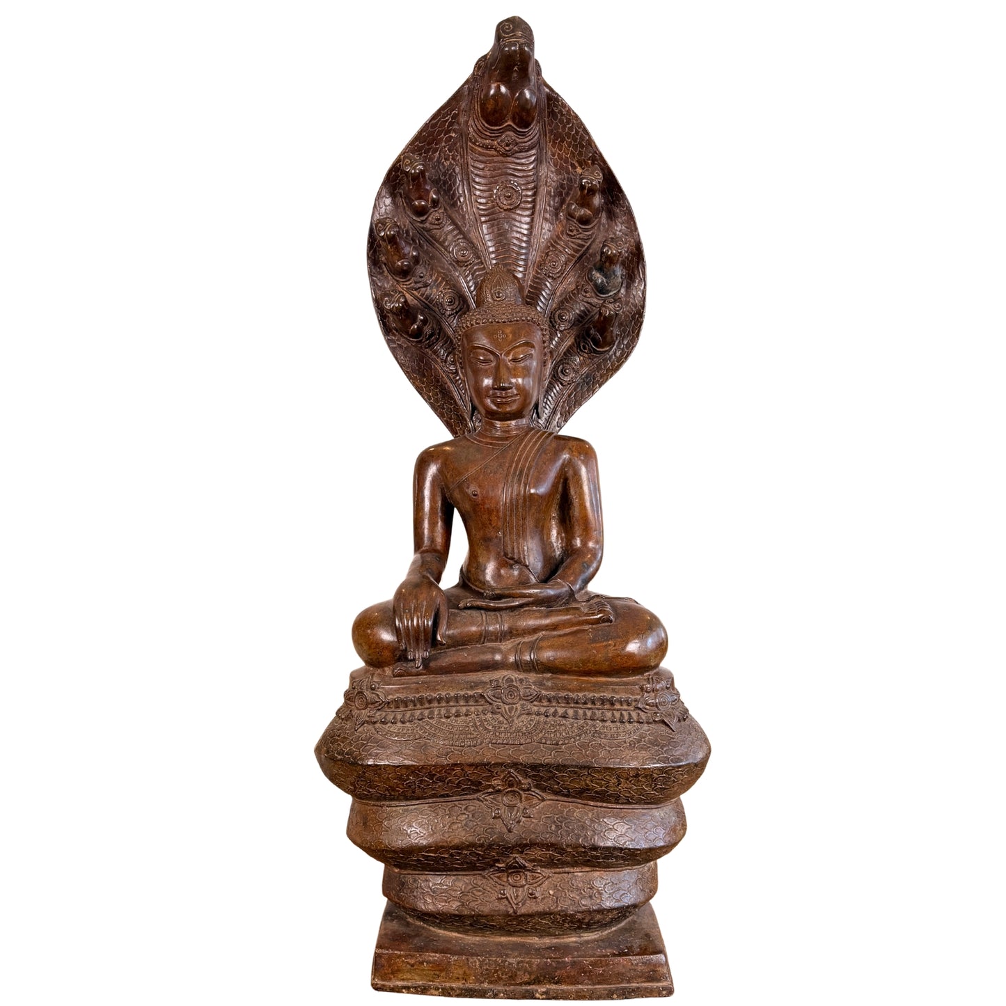 Monumentale bronzen Buddha Muchalinda uit Thailand, waarschijnlijk late 13e–14e eeuw, 122 cm hoog, met zevenkoppige naga en opgerolde slangenbasis