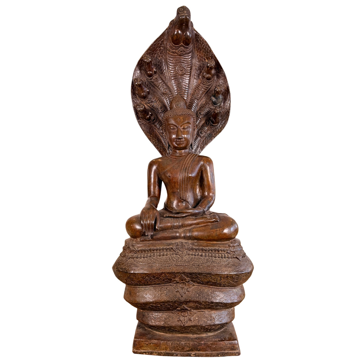 Monumentale bronzen Buddha Muchalinda uit Thailand, waarschijnlijk late 13e–14e eeuw, 122 cm hoog, met zevenkoppige naga en opgerolde slangenbasis