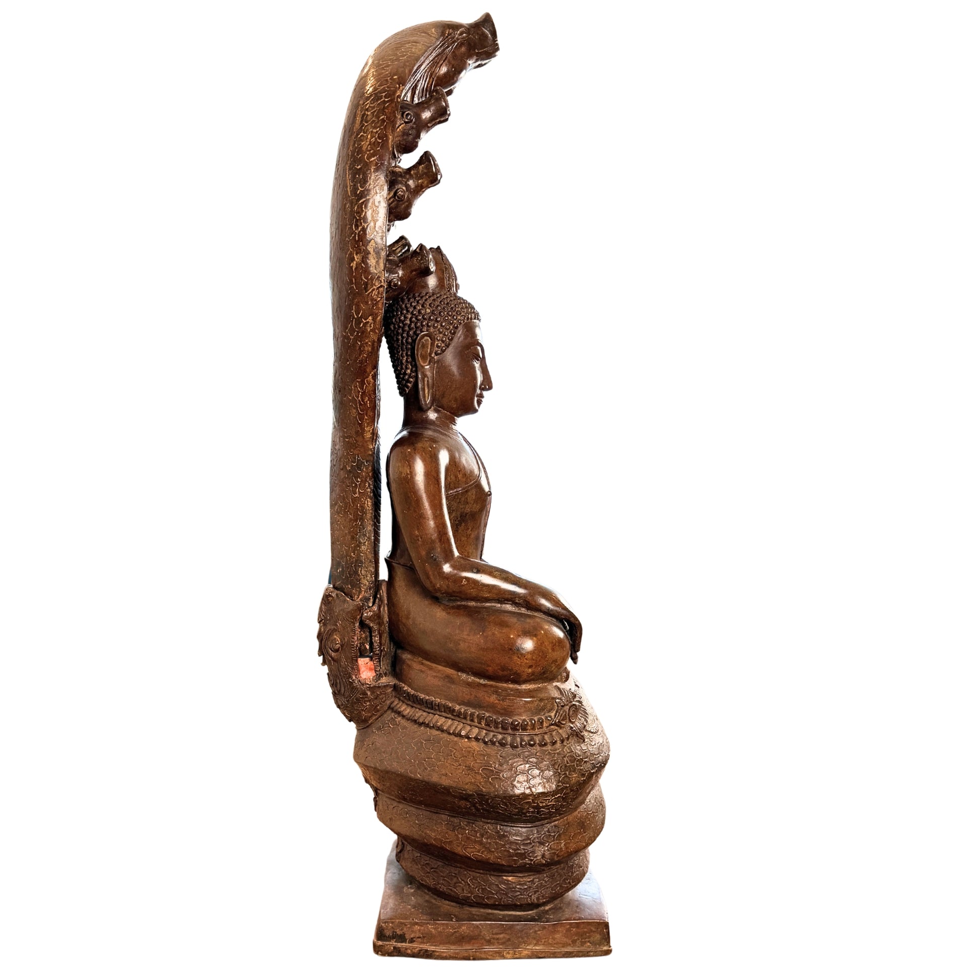 Volledig zijaanzicht van de monumentale bronzen Buddha Muchalinda met afzonderlijk gegoten naga-kap, Thailand, late 13e–14e eeuw