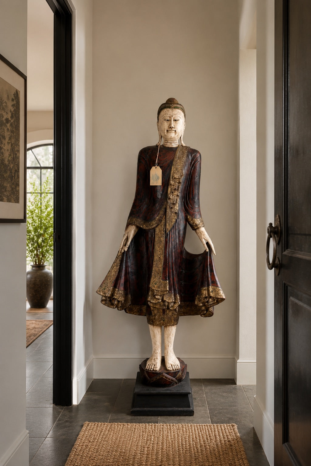 Monumentale Birmaanse Mandalay Boeddha als statement in een interieur