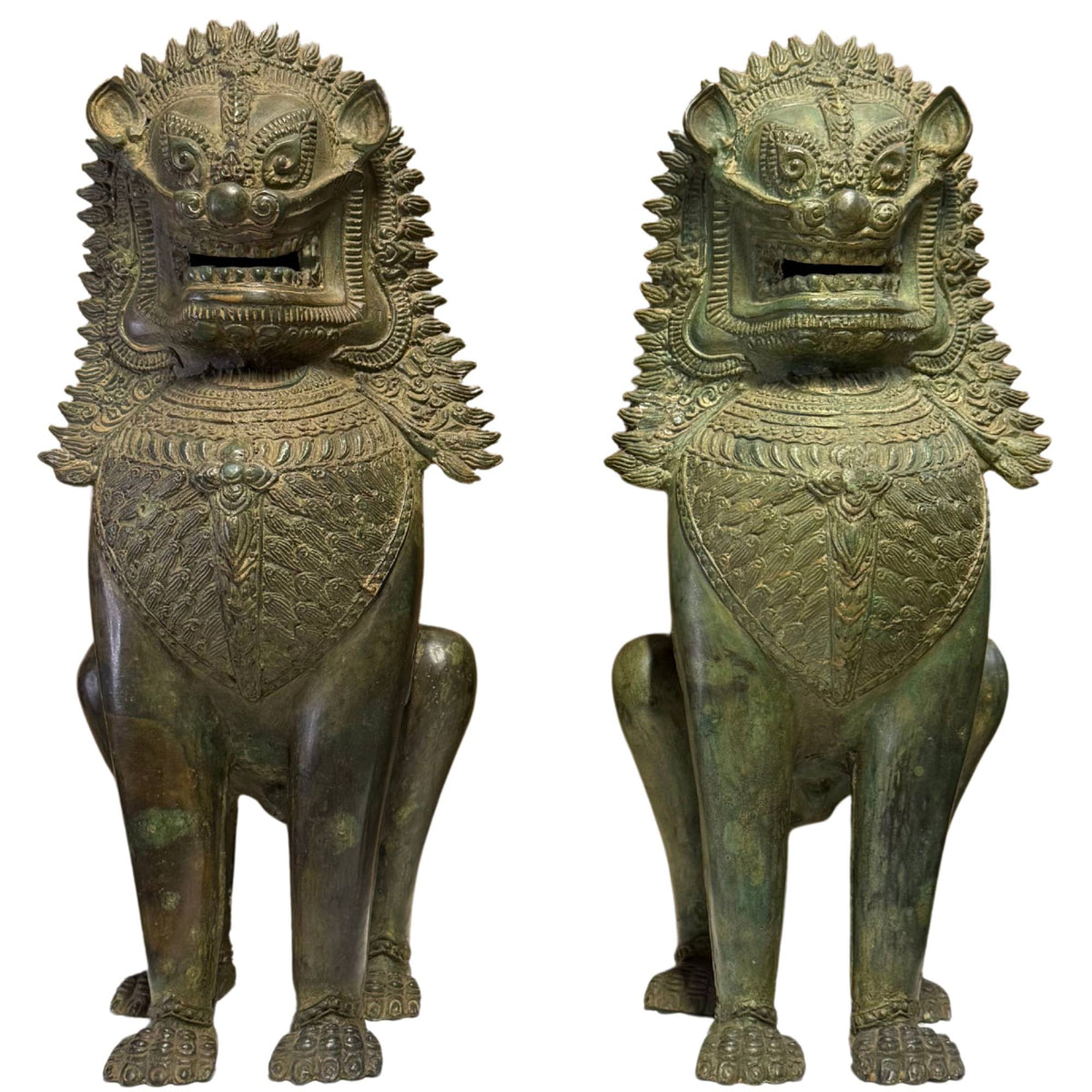 Paar monumentale Singha tempelleeuwen van zeer oud brons voor huisbescherming