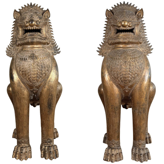 Monumentale vergulde Singha tempelleeuw uit Thailand, antieke boeddhistische tempelwachter met krachtige rituele uitstraling