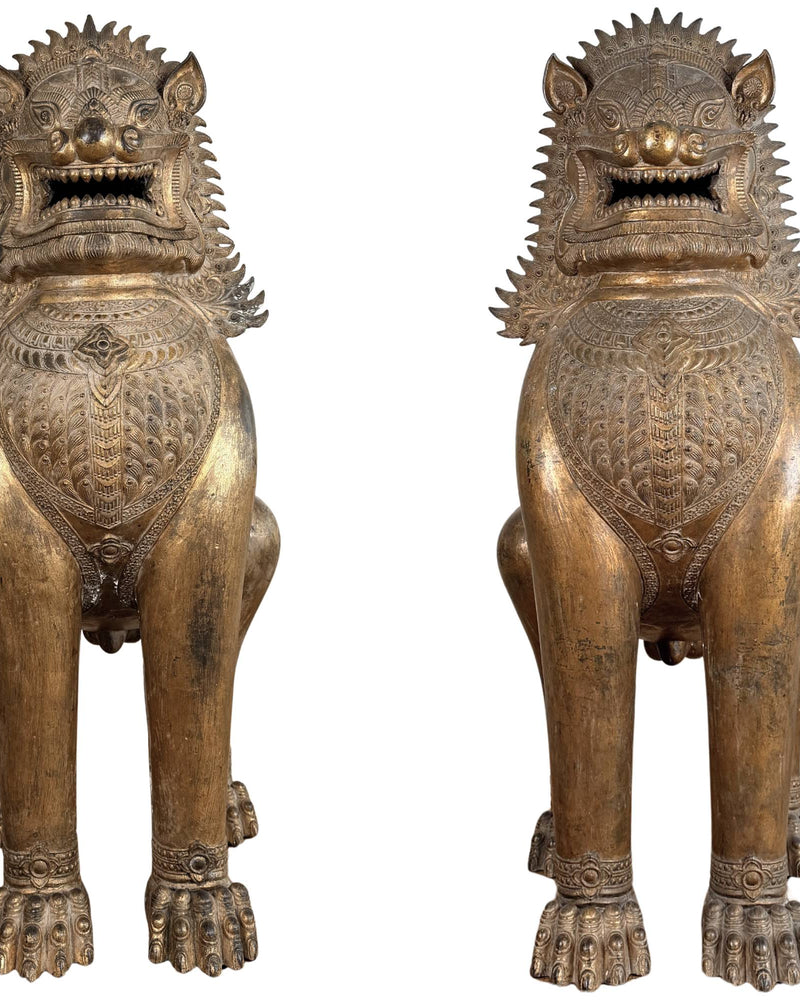 Monumentaal Paar Antieke Vuurvergulde Thaise Tempelleeuwen (Singha) – Dharmachakra Zegel – 18e Eeuw – H 104 cm / ~90 kg