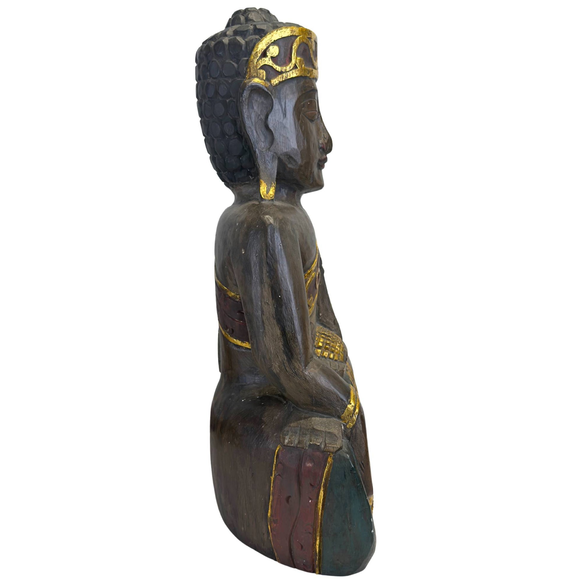 Rechter zijaanzicht van de Indonesische sculptuur, illustrerend de handgesneden kledinglijnen en de diepe, donkere houtpatina.