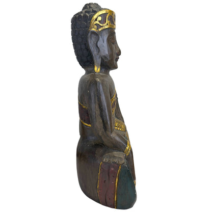 Rechter zijaanzicht van de Indonesische sculptuur, illustrerend de handgesneden kledinglijnen en de diepe, donkere houtpatina.