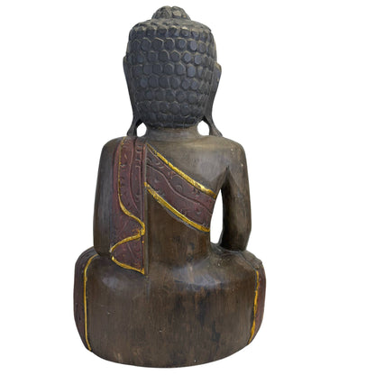 Volledig achteraanzicht van de vintage houten Boeddha met de doorlopende details van de Sanghati monnikskleding en de organische nerfstructuur.