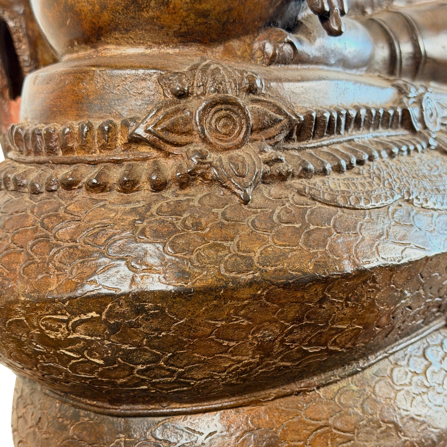 Detail van de bronzen naga-basis met handmatig uitgewerkte schubben, sierbanden en lotusrozet