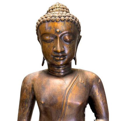Diepe, natuurlijk opgebouwde donkere patina op een antiek Javaans verzamelobject.