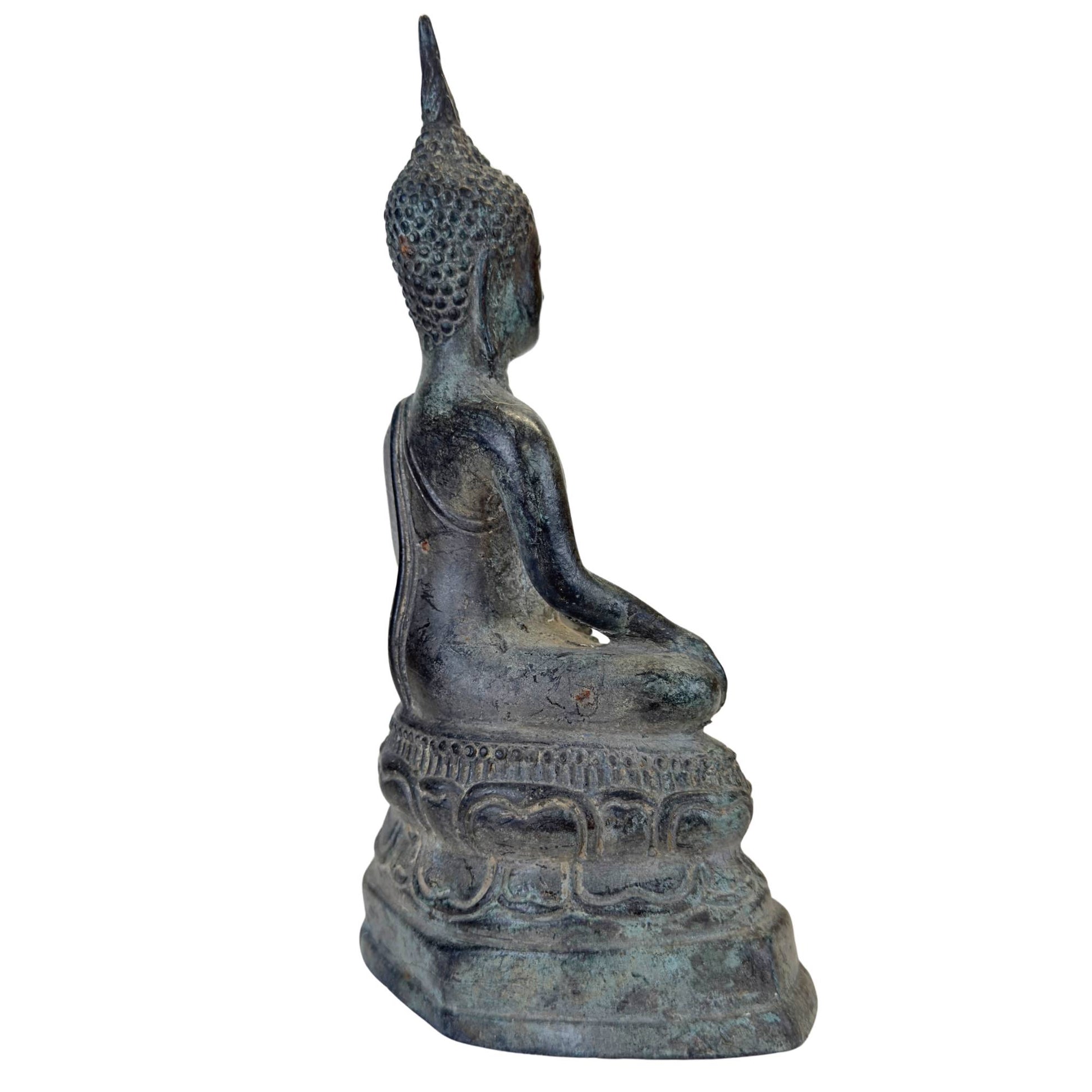 Natuurlijke malchitische patina en groene oxidatie op antiek tempelbrons.
