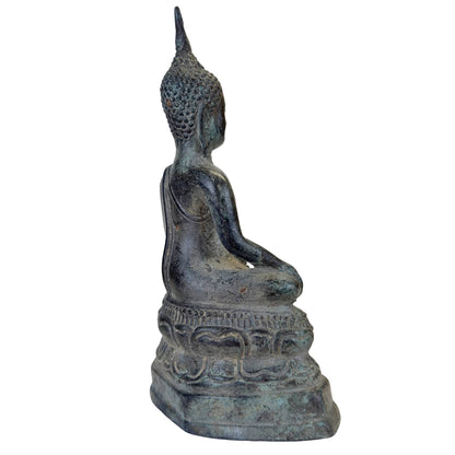 Natuurlijke malchitische patina en groene oxidatie op antiek tempelbrons.