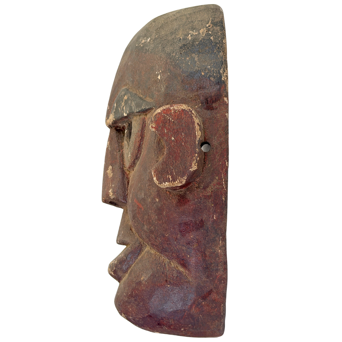 Rechter zijaanzicht van Nepalees houten masker met rood pigment en uitgesneden oor