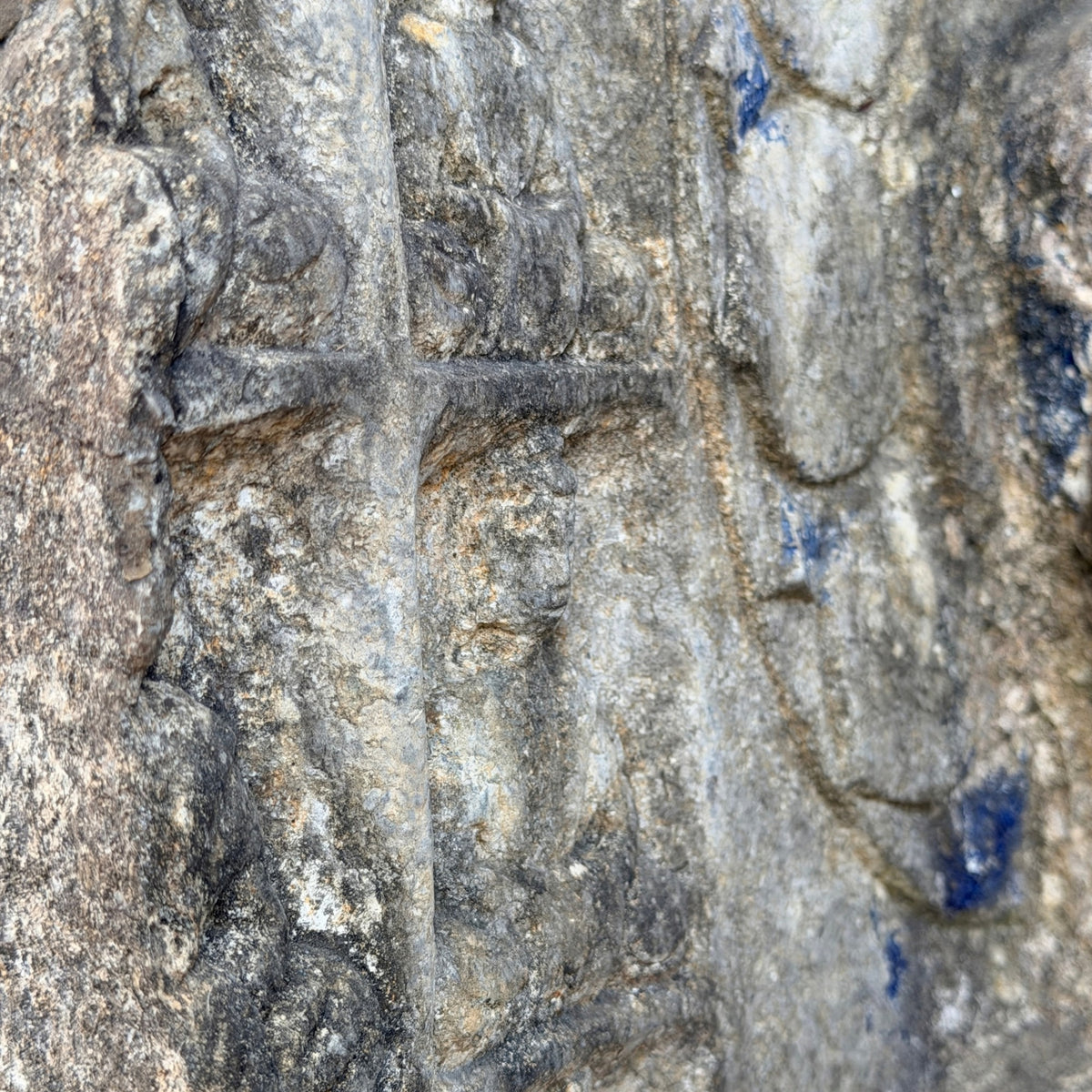 Detail van blauwe pigmentresten in oude uitsparingen