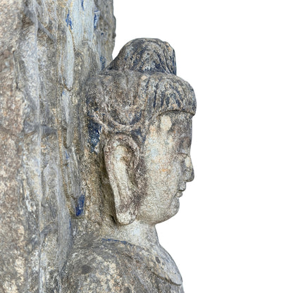 Detail van diep uitgehakte nissen met kleine Boeddhafiguren