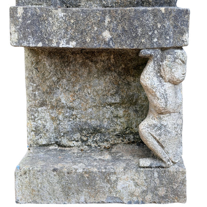 Detail van beschermende figuur in het tempelreliëf