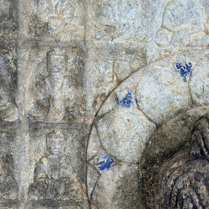 Detail van naga- en tempeliconografie in de stenen stele