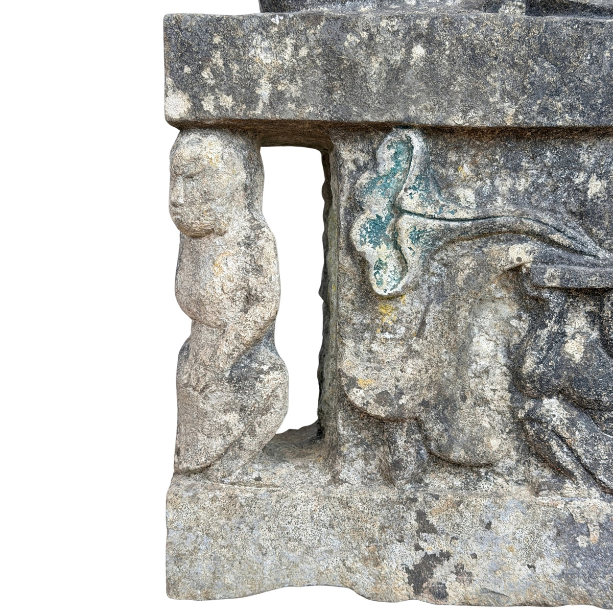 Rechter zijaanzicht van de monumentale Nepalese stenen stele