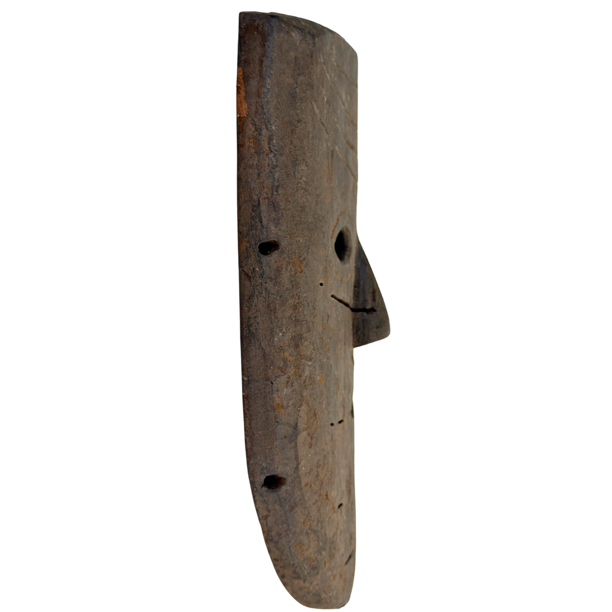 Linker profiel van Nepalees houten masker met vooruitstekende neus en randgaten