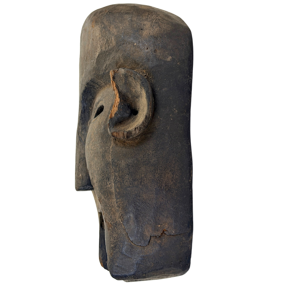 Linker zijaanzicht van Nepalees houten sjamanenmasker met uitgesneden oor