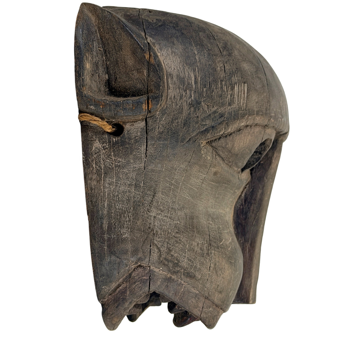 Linker zijaanzicht van Nepalees houten sjamanenmasker met oor en oud draagkoord