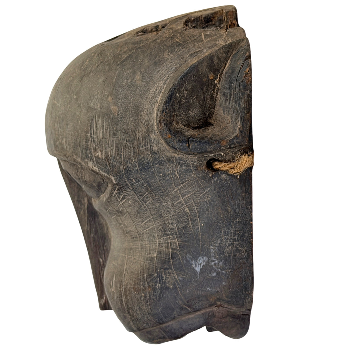 Rechter zijaanzicht van Nepalees sjamanenmasker met uitgesneden oor en patina