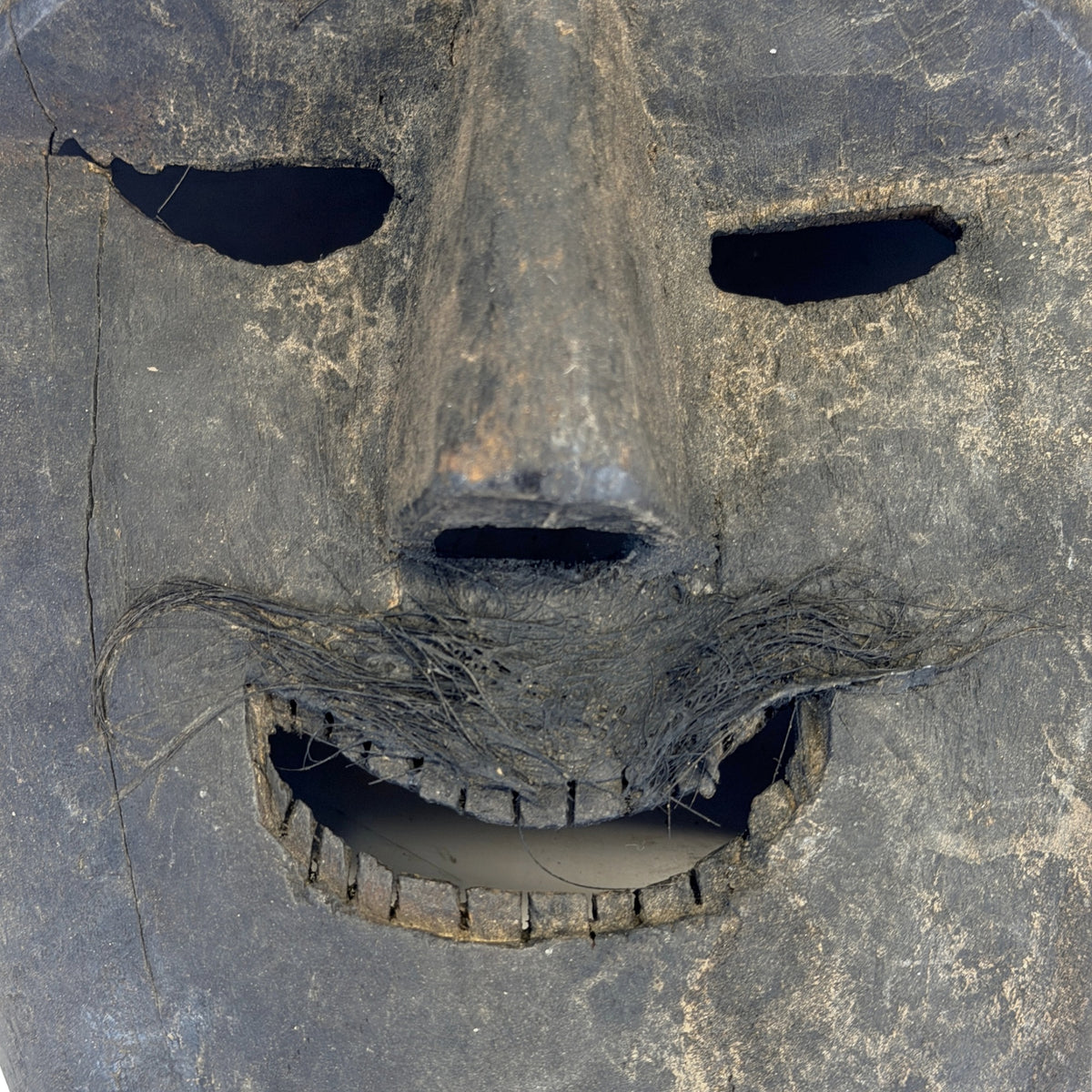 Detail van Nepalees sjamanenmasker met natuurlijke haarresten rond de mond en gesneden neus