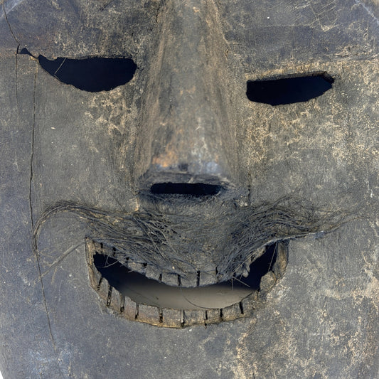 Detail van Nepalees sjamanenmasker met natuurlijke haarresten rond de mond en gesneden neus
