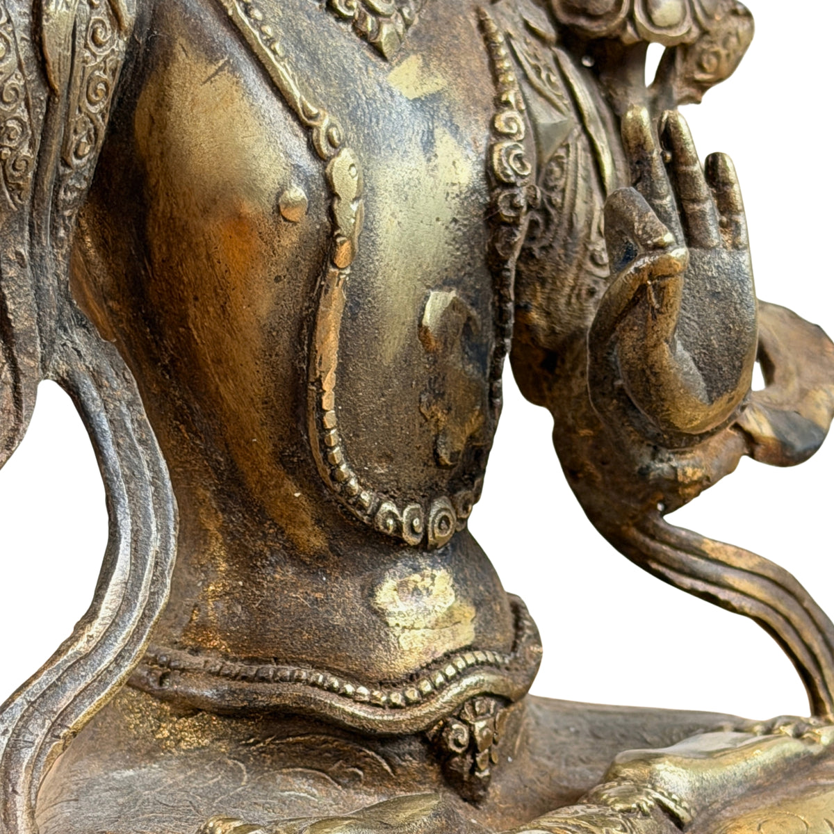 Borst en buik van Manjushri met kettingen en plaatselijk afgesleten goudkleurige afwerking