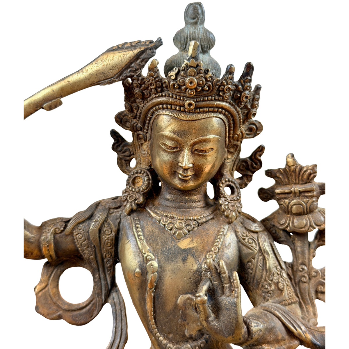 Manjushri van voren met versierde borst, geheven rechterarm en lotus naast de schouder