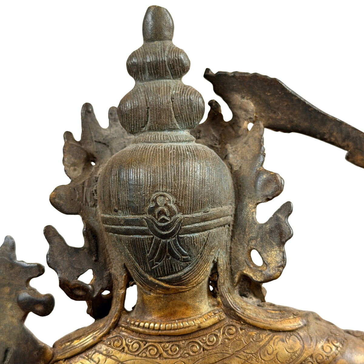 Ingewerkte haarlijnen, haarwrong en kroon van Manjushri van achteren