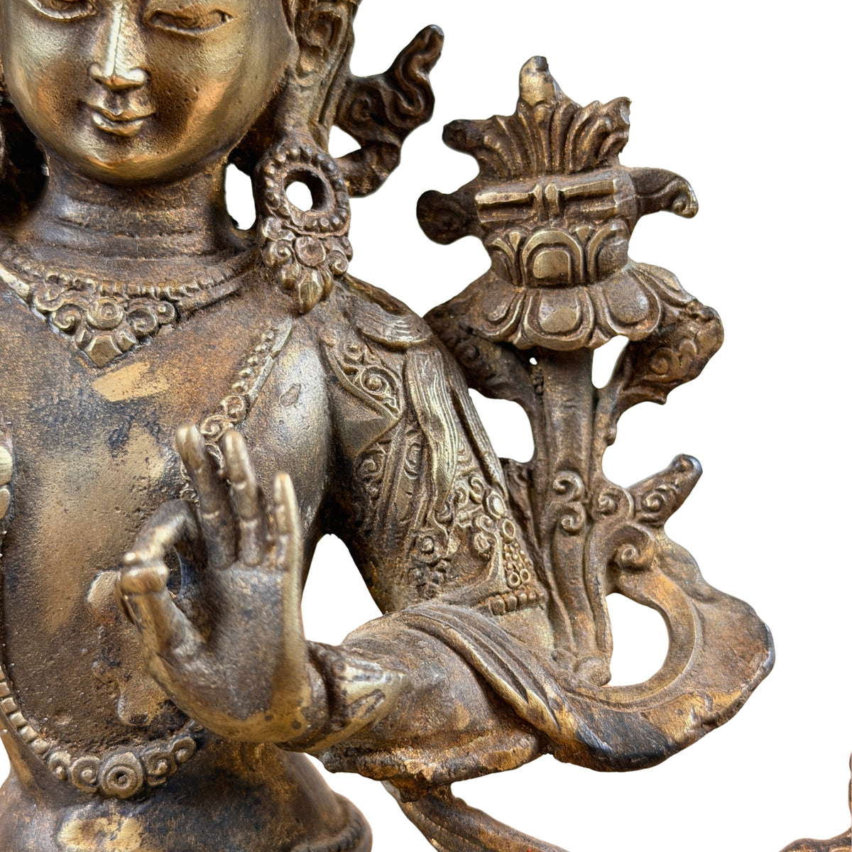 Handgebaar voor de borst van Manjushri en het boek op de lotus naast de schouder