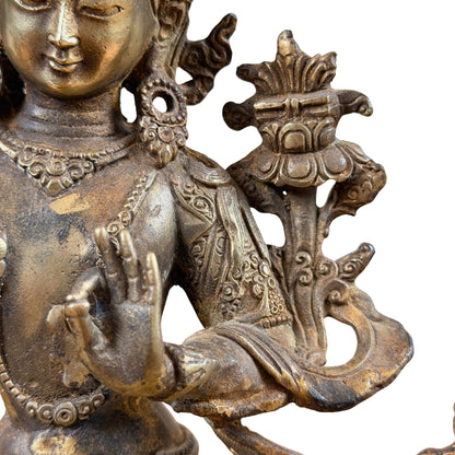Handgebaar voor de borst van Manjushri en het boek op de lotus naast de schouder